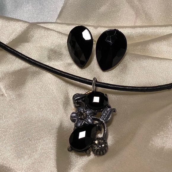 🆕Black pendant vintage look necklace & earrings - Picture 4 of 8